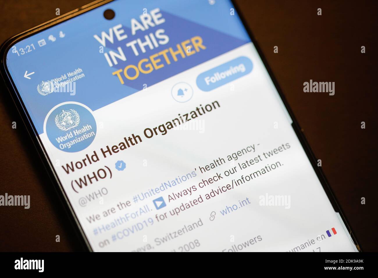 Bukarest, Rumänien – 13. Dezember 2020: Details zum Twitter-Account der Weltgesundheitsorganisation (WHO) auf einem mobilen Bildschirm. Stockfoto