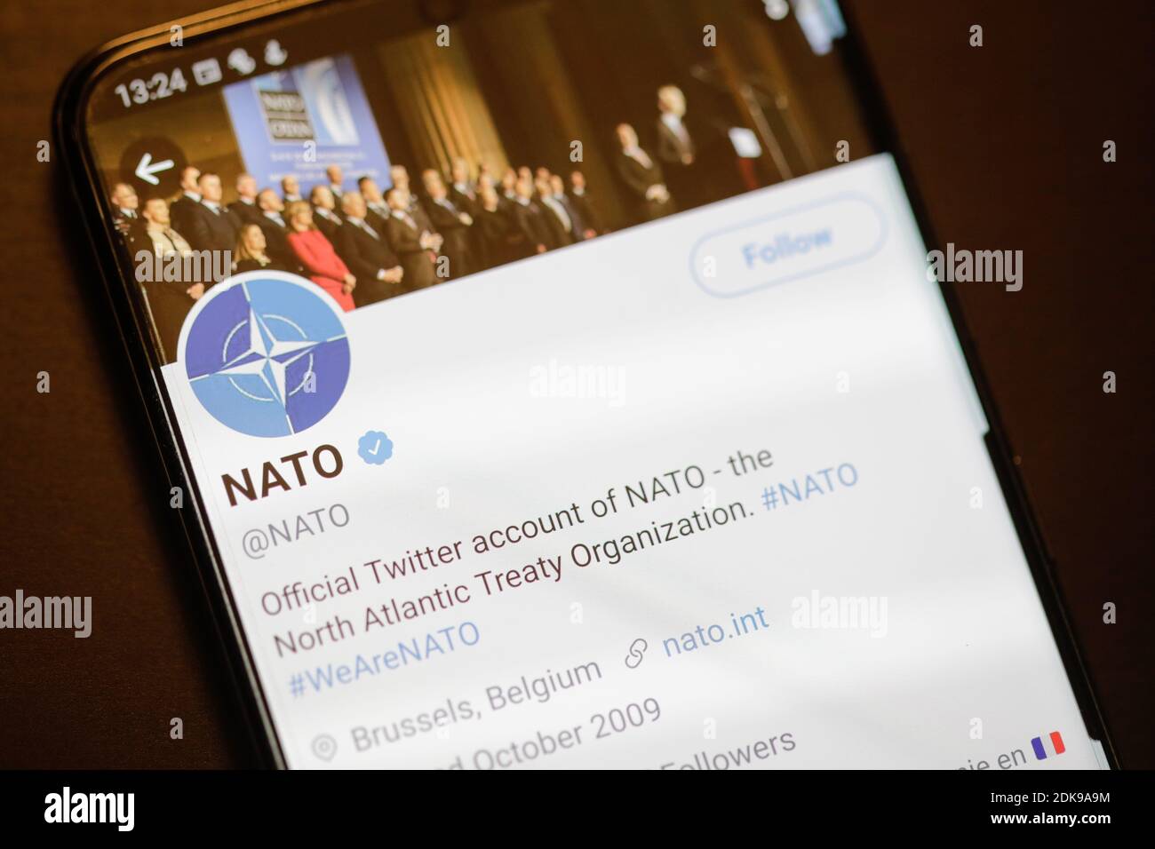 Bukarest, Rumänien - 13. Dezember 2020: Details mit dem Twitter-Account der NATO auf einem mobilen Bildschirm. Stockfoto