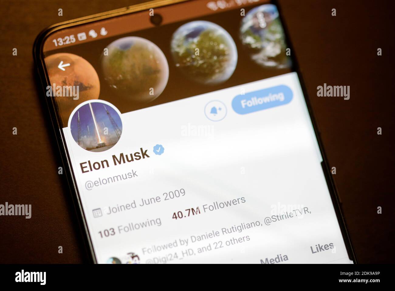 Bukarest, Rumänien - 13. Dezember 2020: Details mit dem Twitter-Account von Elon Musk auf einem mobilen Bildschirm. Stockfoto