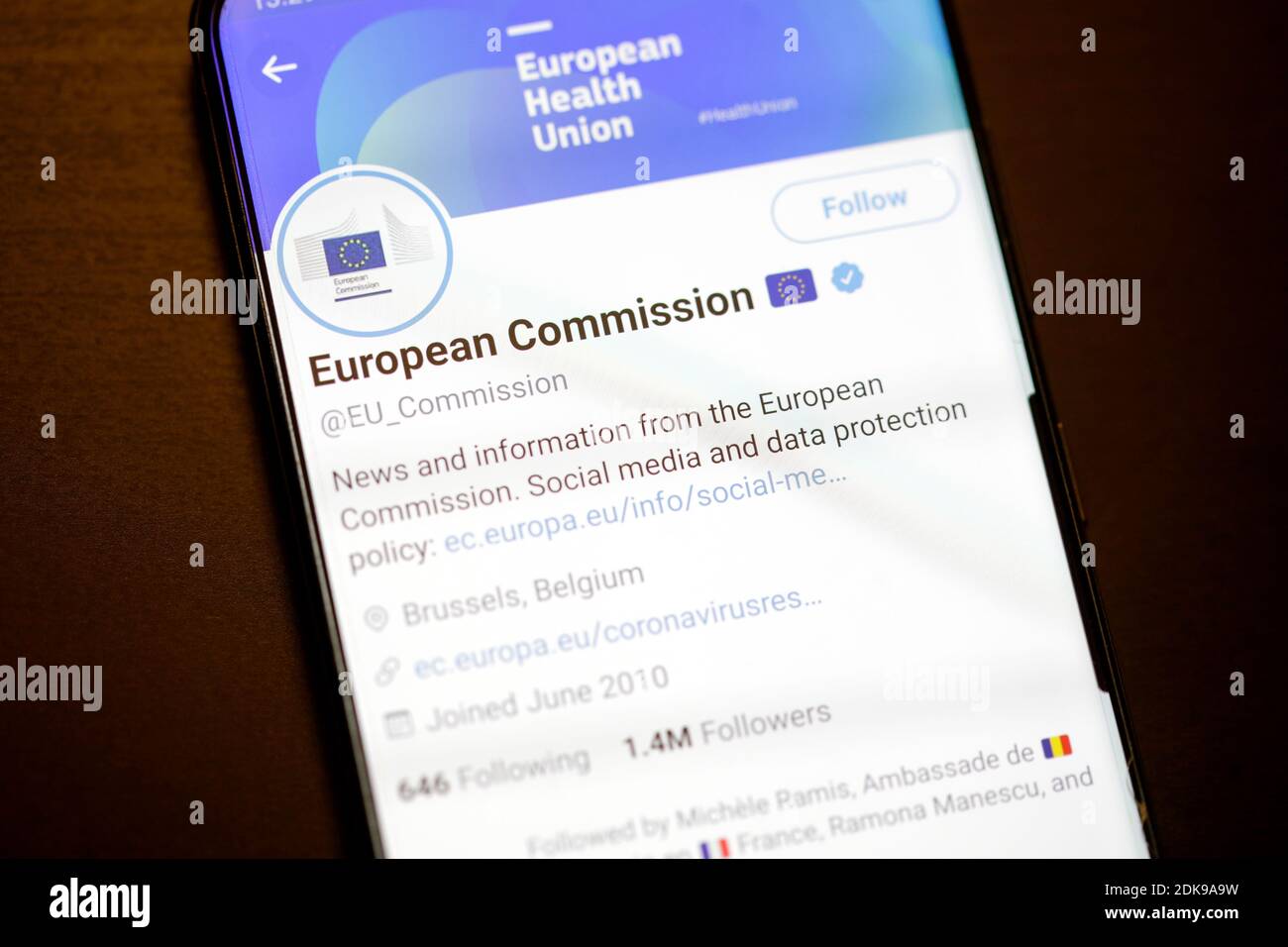 Bukarest, Rumänien - 13. Dezember 2020: Details zum Twitter-Account der Europäischen Kommission auf einem mobilen Bildschirm. Stockfoto