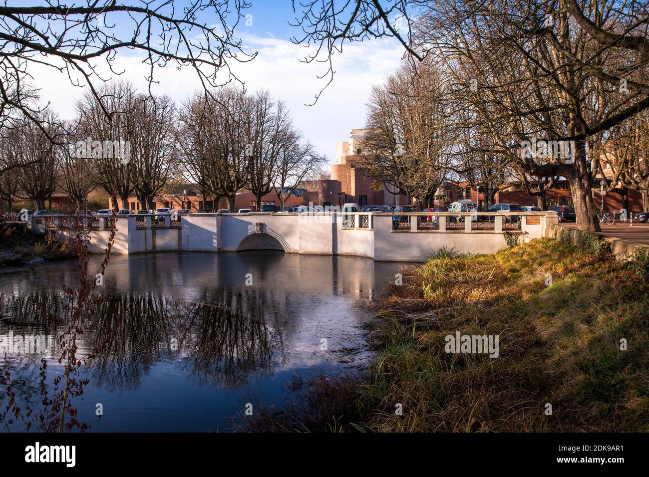 Der Clarenbachkanal im Ortsteil Lindenthal ist er Teil des Lindenthalkanals, der vom Aachener Weiher-Teich zur Lindenthalstraße führt Stockfoto