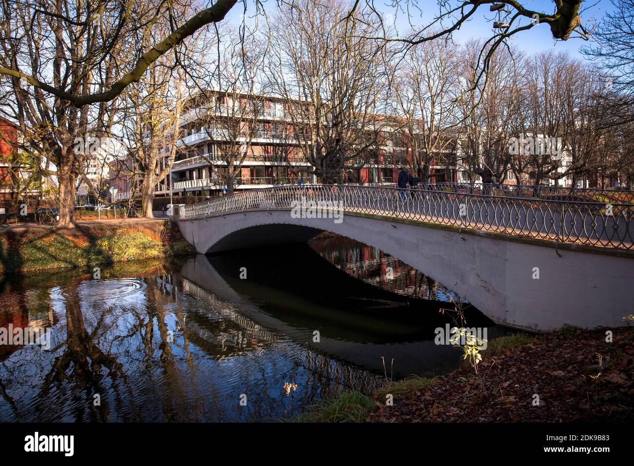 Brücke über den Clarenbach-Kanal im Ortsteil Lindenthal, ist er Teil des Lindenthalkanals, der vom Aachener Weiher-Teich bis zur Stroh verläuft Stockfoto