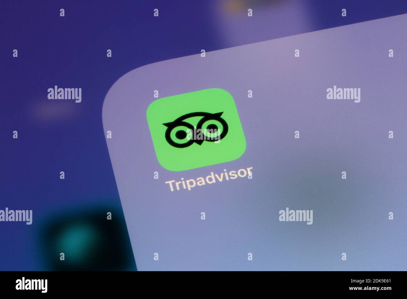 Ostersund, Schweden - 12. Dez 2020: TripAdvisor App Icon auf einem ipad.. TripAdvisor, Inc. Ist ein amerikanisches Online-Reiseunternehmen, das eine Website und betreibt Stockfoto