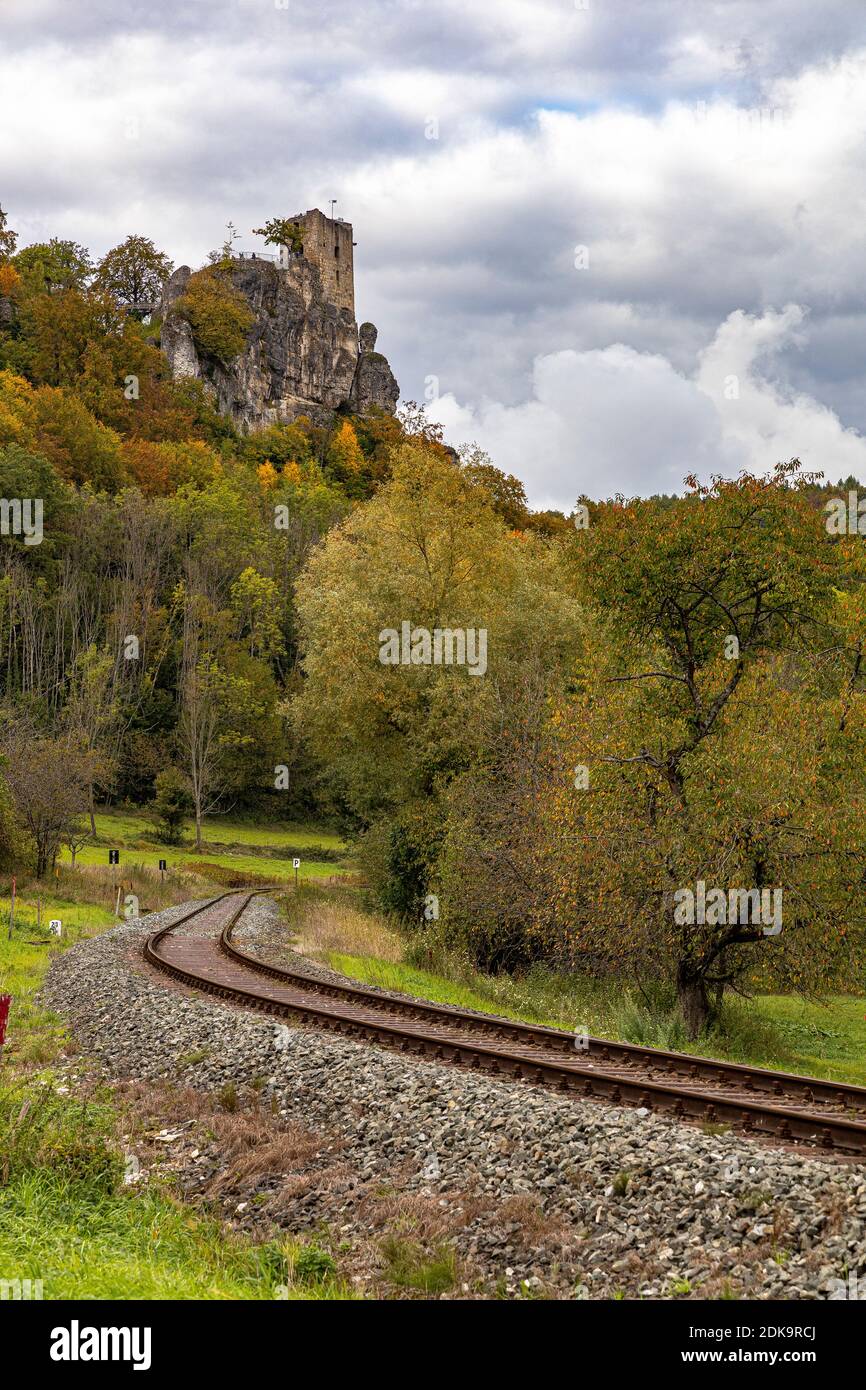 Eisenbahnstrecke unterhalb der Ruine Neideck im Herbst, Streitberg, Oberfranken, Bayern, Deutschland Stockfoto
