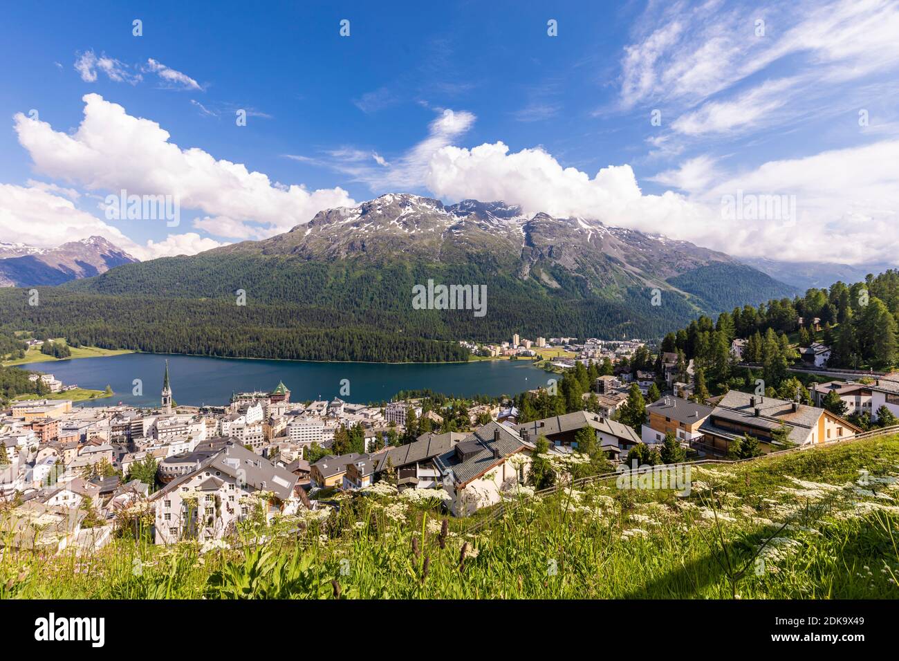 Schweiz, Graubünden, Engadin, St. Moritz, St. Moritz-Dorf, St. Moritzersee, Blick auf die Stadt, Wohnhäuser, Chalets Stockfoto