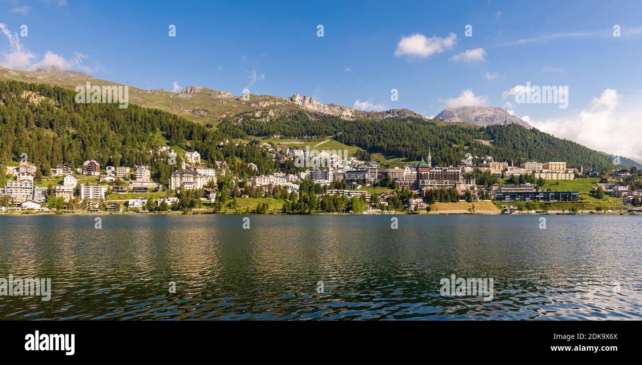 Schweiz, Graubünden, Engadin, St. Moritz, St. Moritz-Dorf, St. Moritzersee, Blick auf die Stadt Stockfoto