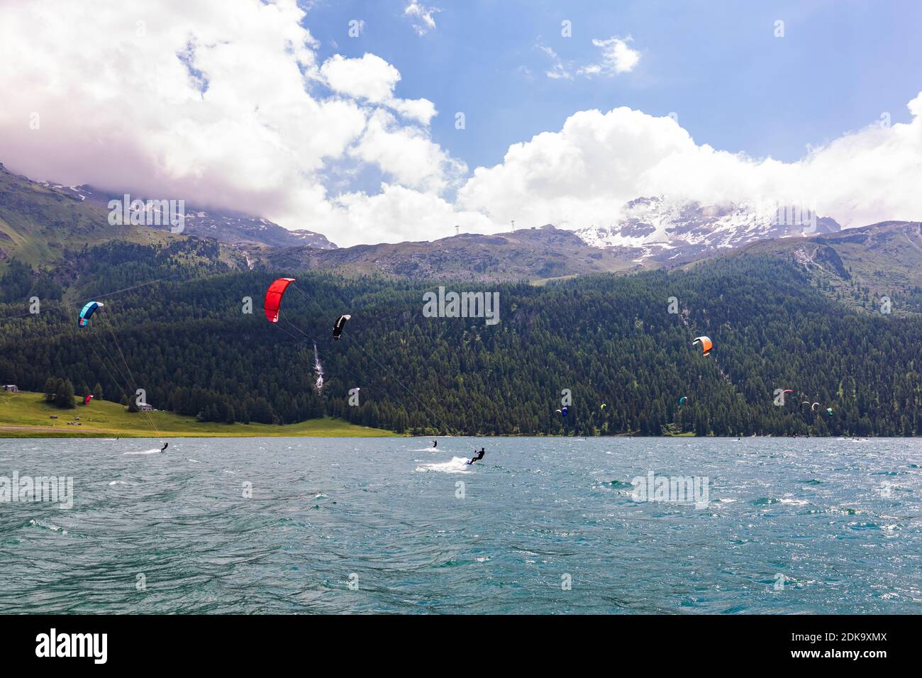 Schweiz, Graubünden, Engadin, Silvaplana, Silvaplaner See, Kitesurfer, Kitesurfen, Kiteboarding Stockfoto