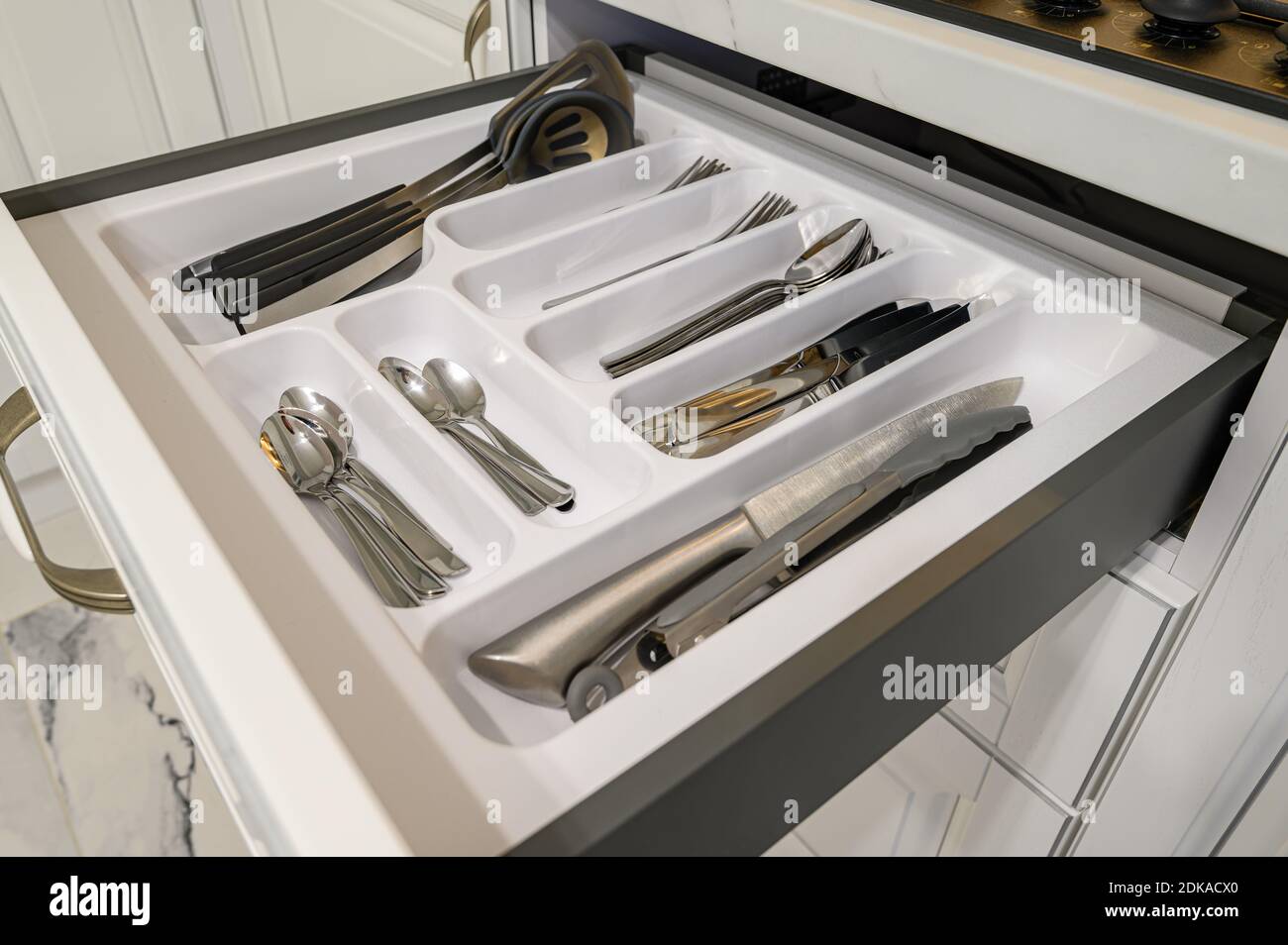 Offene Schublade mit Besteck in modernen weiß woden Küche in Klassischer Style Stockfoto