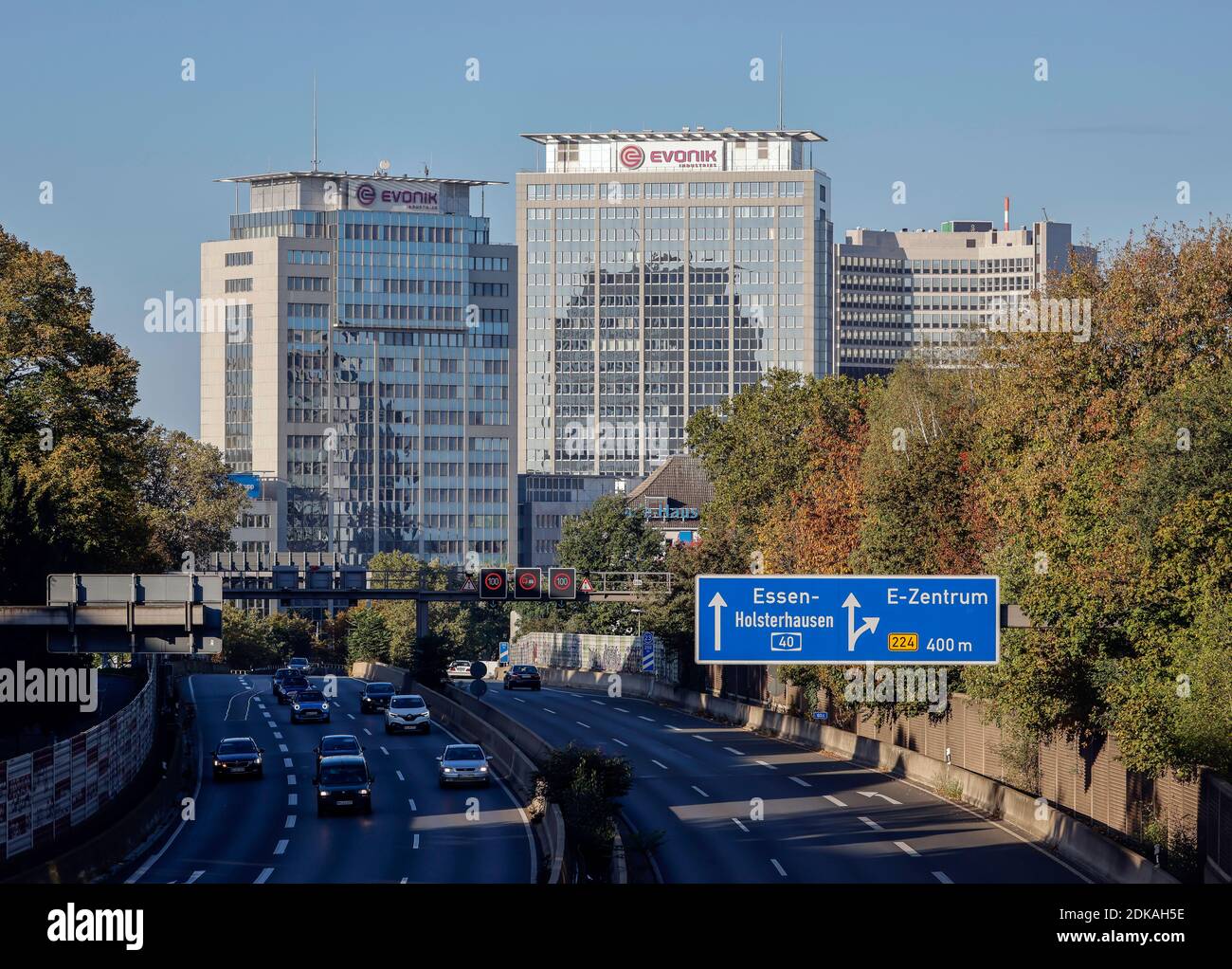 Essen, Ruhrgebiet, Nordrhein-Westfalen, Deutschland - Essen Blick auf die Stadt mit der Autobahn A40 und dem Hauptsitz von Evonik. Stockfoto