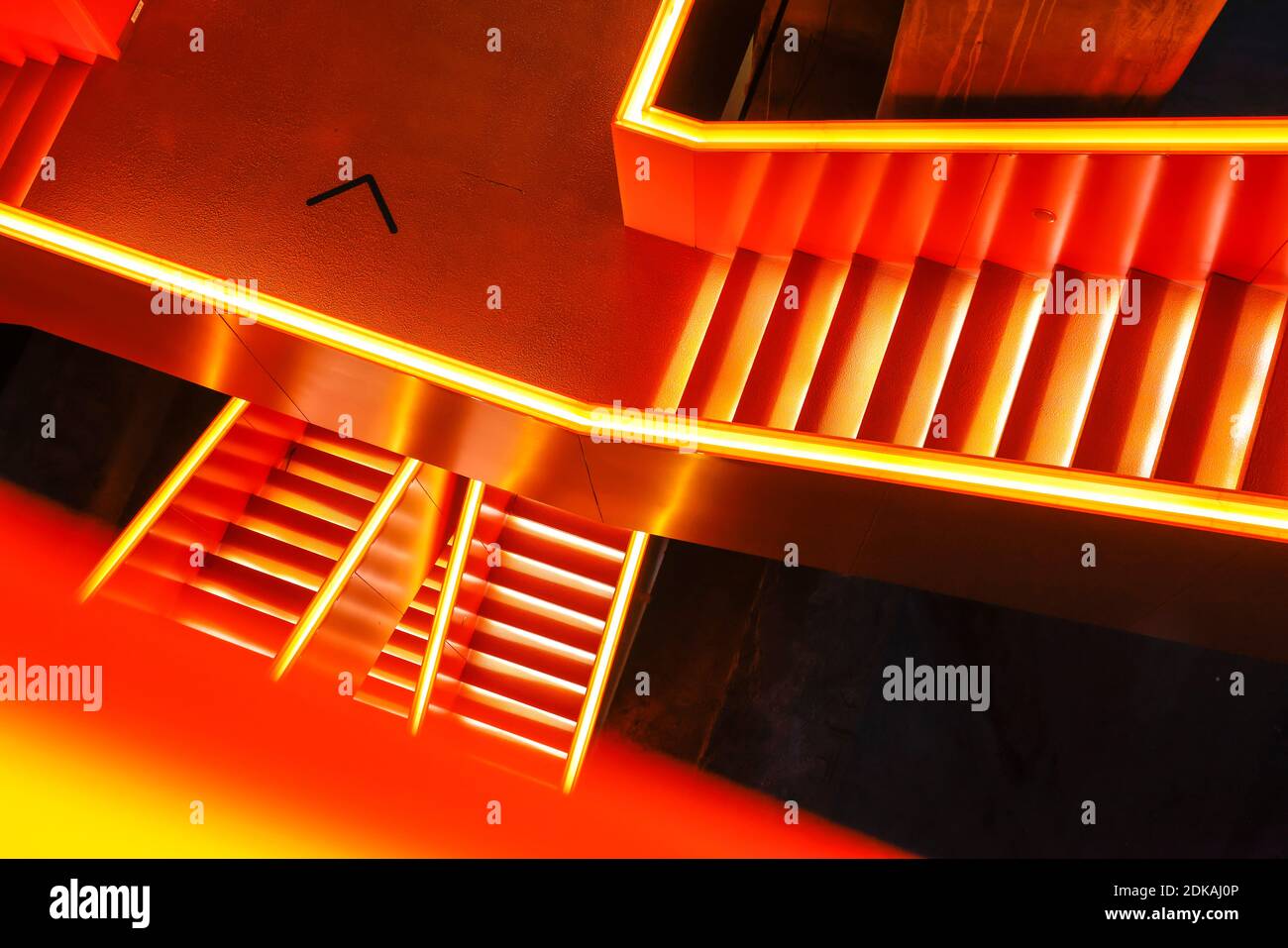 Essen, Ruhrgebiet, Nordrhein-Westfalen, Deutschland - Ruhrmuseum an der Zeche Zollverein, UNESCO Weltkulturerbe Zollverein, rot beleuchtete Treppe. Stockfoto