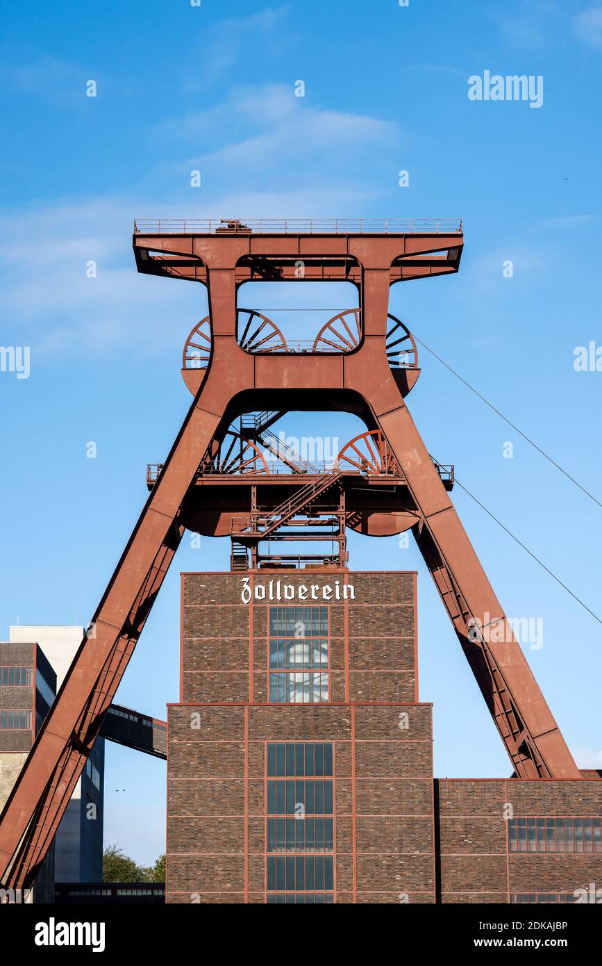 Essen, Ruhrgebiet, Nordrhein-Westfalen, Deutschland - Zeche Zollverein, UNESCO Weltkulturerbe Zollverein, Förderturm. Stockfoto