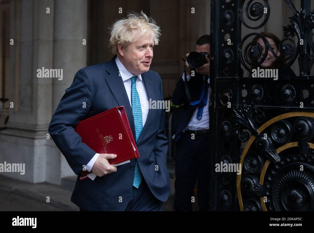 London, Großbritannien. Dezember 2020. Premierminister Boris Johnson kommt von der Kabinettssitzung zurück. Kredit: Mark Thomas/Alamy Live Nachrichten Stockfoto