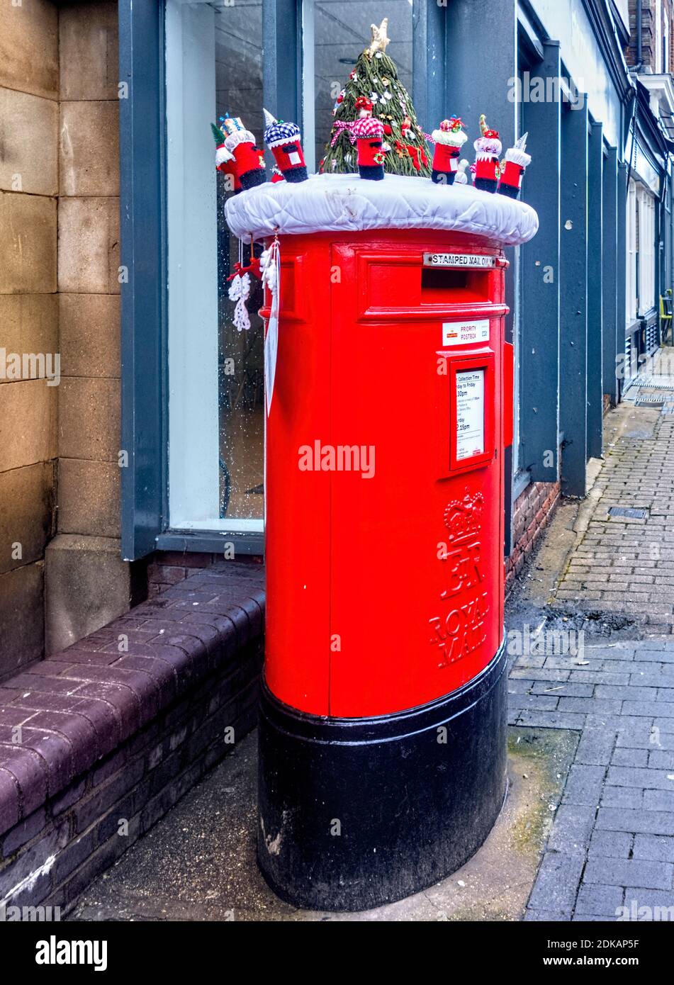 Royal Mail rote Briefkästen mit Weihnachten Strickoberteil St. Albans Hertfordshire UK Stockfoto
