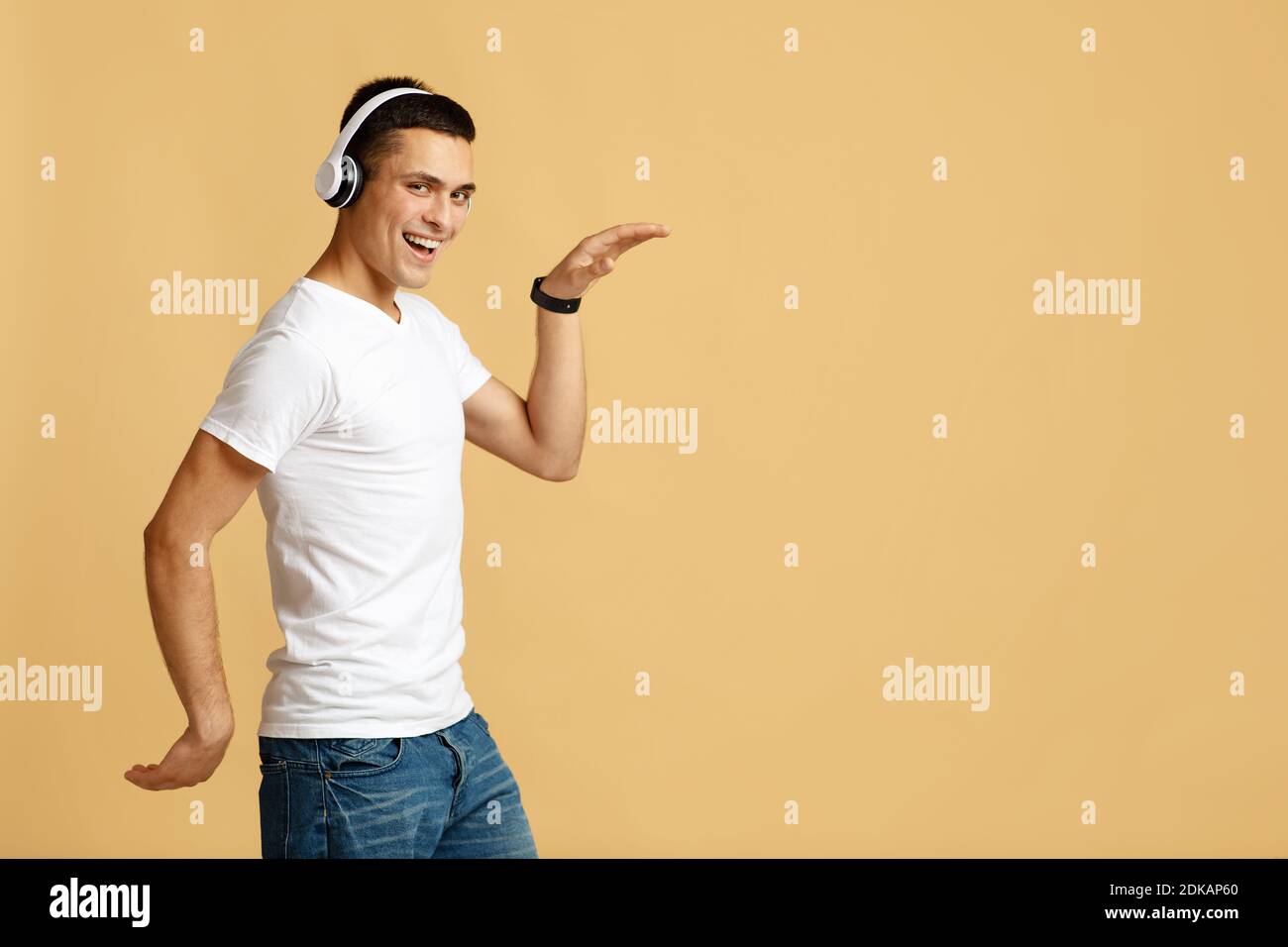 Tanzen und Spaß mit Lieblingsmusik. Glücklich aufgeregt junge männliche Student tanzen Stockfoto