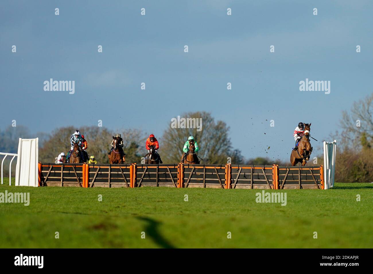 Harry Cobden Riding Brewers Project (rechts) Leere die letzte, um das Every Race Live auf Racing TV zu gewinnen.Maiden Hürde auf der Wincanton Rennbahn. Stockfoto