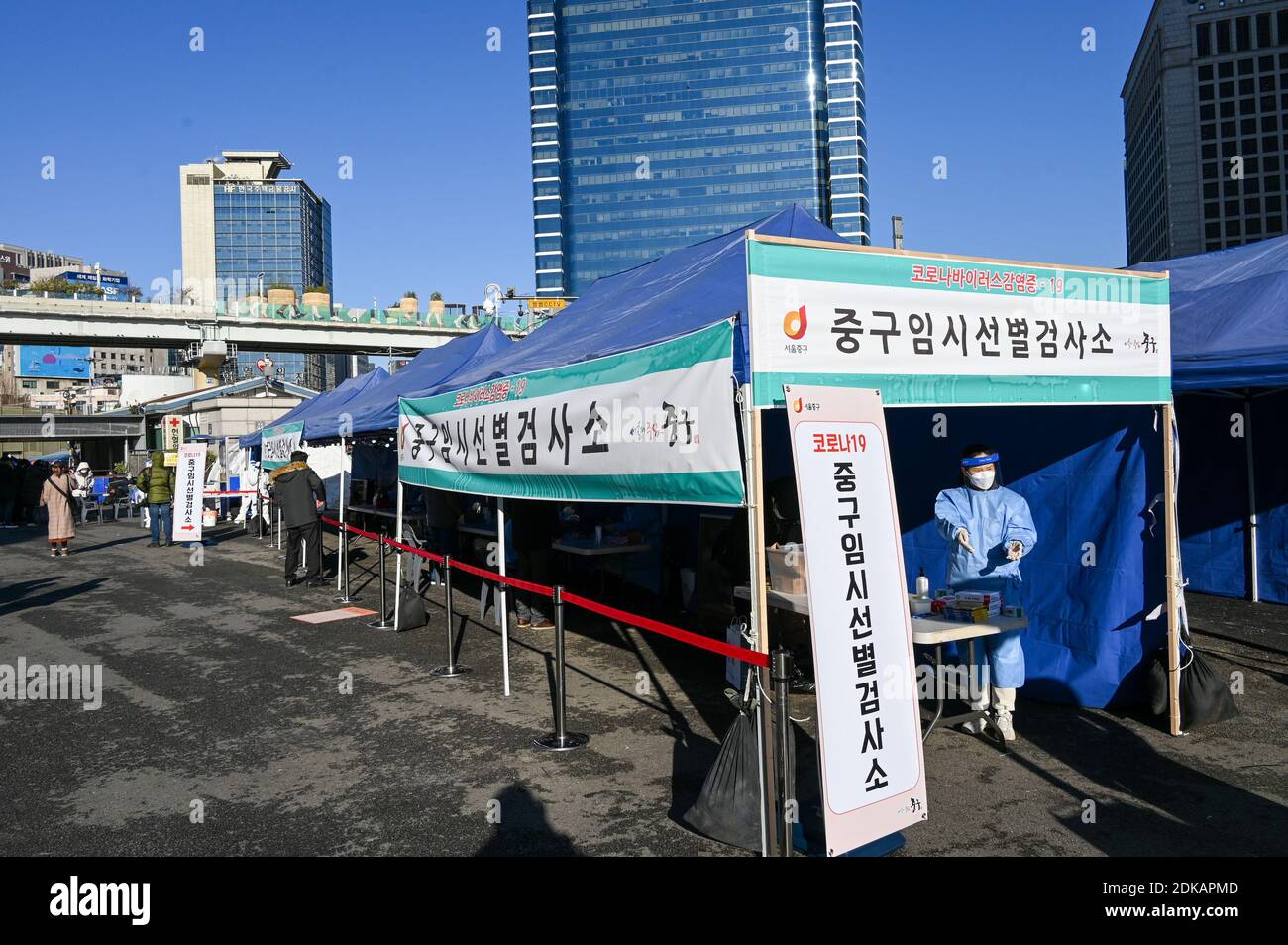 Am Montag, den 14. Dezember 2020, warten die Mitarbeiter des Gesundheitswesens auf Besucher eines neuen, temporären, begehbaren COVID-19-Teststandorts in Seoul, Südkorea. Die Regierung eröffnete über 150 kostenlose Testzentren, um einen schweren COVID-19-Ausbruch zu bekämpfen. Foto von Thomas Maresca/UPI Stockfoto