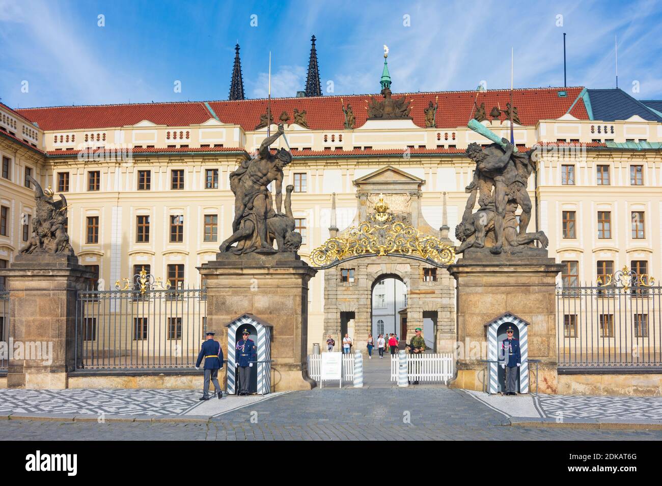 Praha, Eingang und erste Gericht der Prager Burg, Wachen, St. Veits Kathedrale in Hradcany, Castle District, Praha, Prag, Prag, Tschechisch Stockfoto