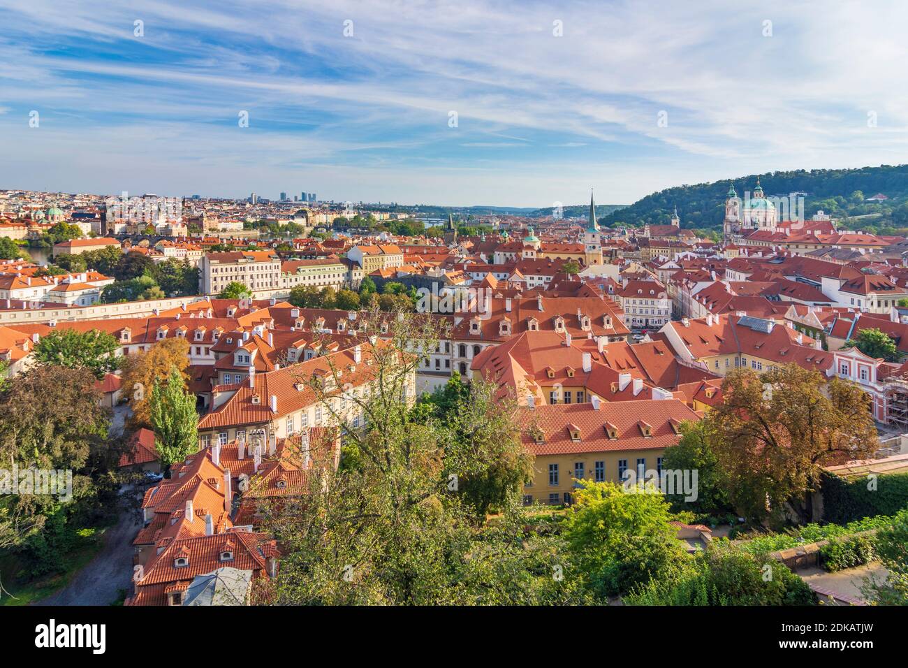 Praha, Blick von der Prager Burg zum Stadtteil Mala Strana (Kleinseite) und Petrin Hügel in Hradcany, Castle District, Praha, Prag, Prag, Tschechien Stockfoto