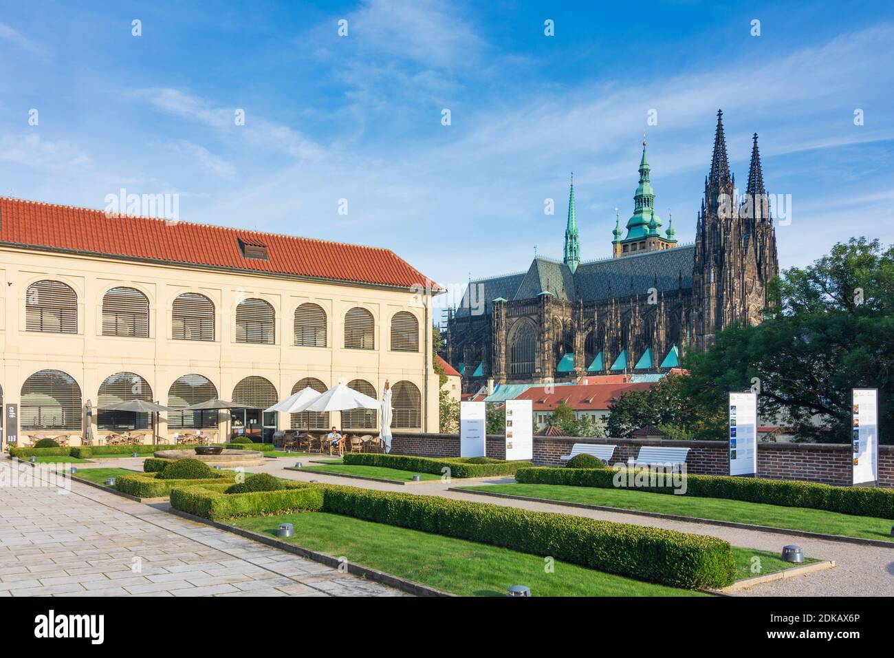 Praha, Zahrada na terase Jizdarny (Garten der Reitschule), Prager Burg, Veitsdom in Hradcany, Burgviertel, Praha, Prag, Prag, Prag, Tschechien Stockfoto