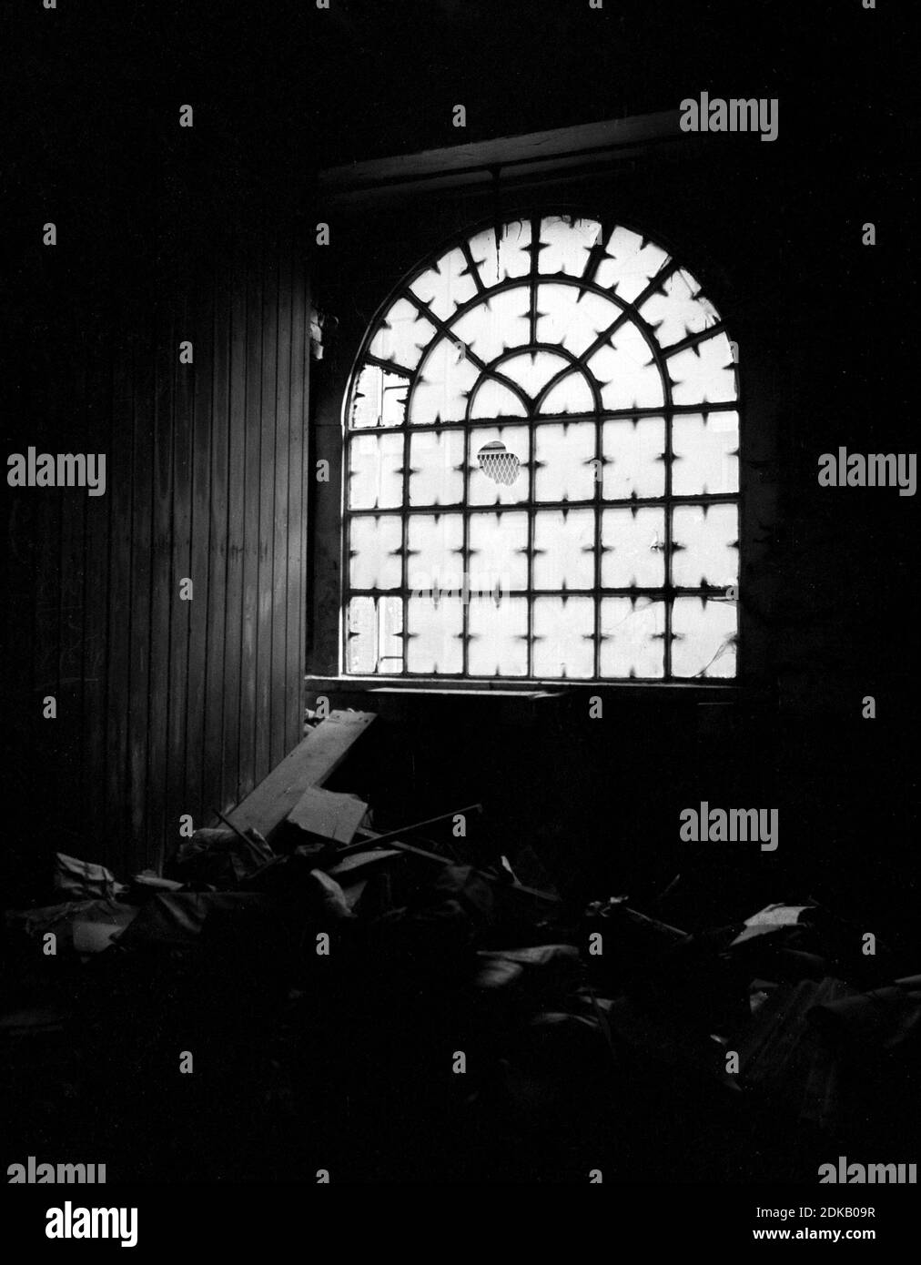 Docklands, Isle of Dogs, London, Anfang 1974. In den stillliegenden Import-Lagerhäusern, West India Docks (Norden). Fensterrahmen aus Schmiedearbeiten. Diese Lagerhäuser stehen noch und werden heute als Restaurants und das Museum of Docklands genutzt. HERTSMERE Straße. Stockfoto