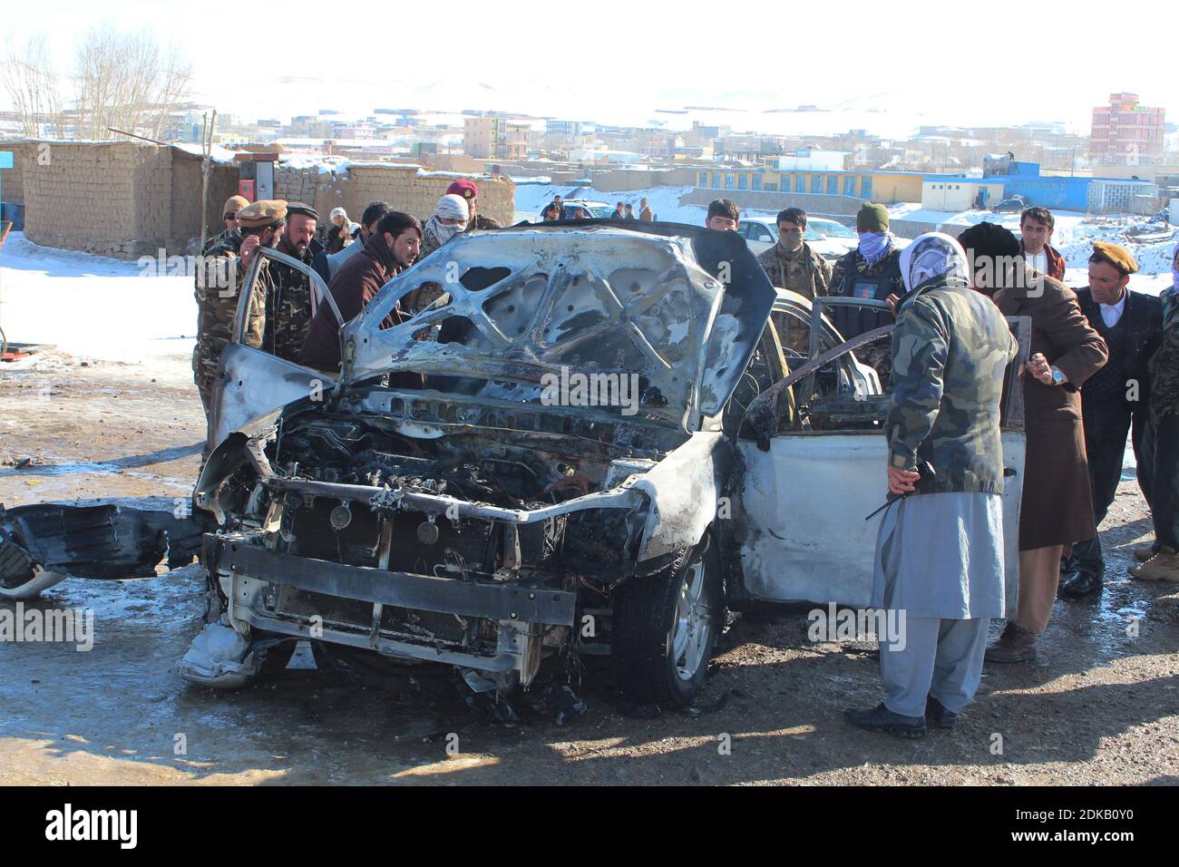 Ghor, Afghanistan. Dezember 2020. Afghanische Sicherheitskräfte inspizieren am Ort eines Bombenanschlags in Firoz Koah, Hauptstadt der Provinz Ghor, Afghanistan, 15. Dezember 2020. Ein afghanischer Beamter verlor sein Leben nach einem Bombenanschlag in Firoz Koah, der Hauptstadt der westlichen Provinz Ghor, am Dienstag, als vierte Person, die innerhalb eines Tages durch gezielte Tötungen leben konnte, bestätigte eine Provinzquelle. Quelle: Str/Xinhua/Alamy Live News Stockfoto