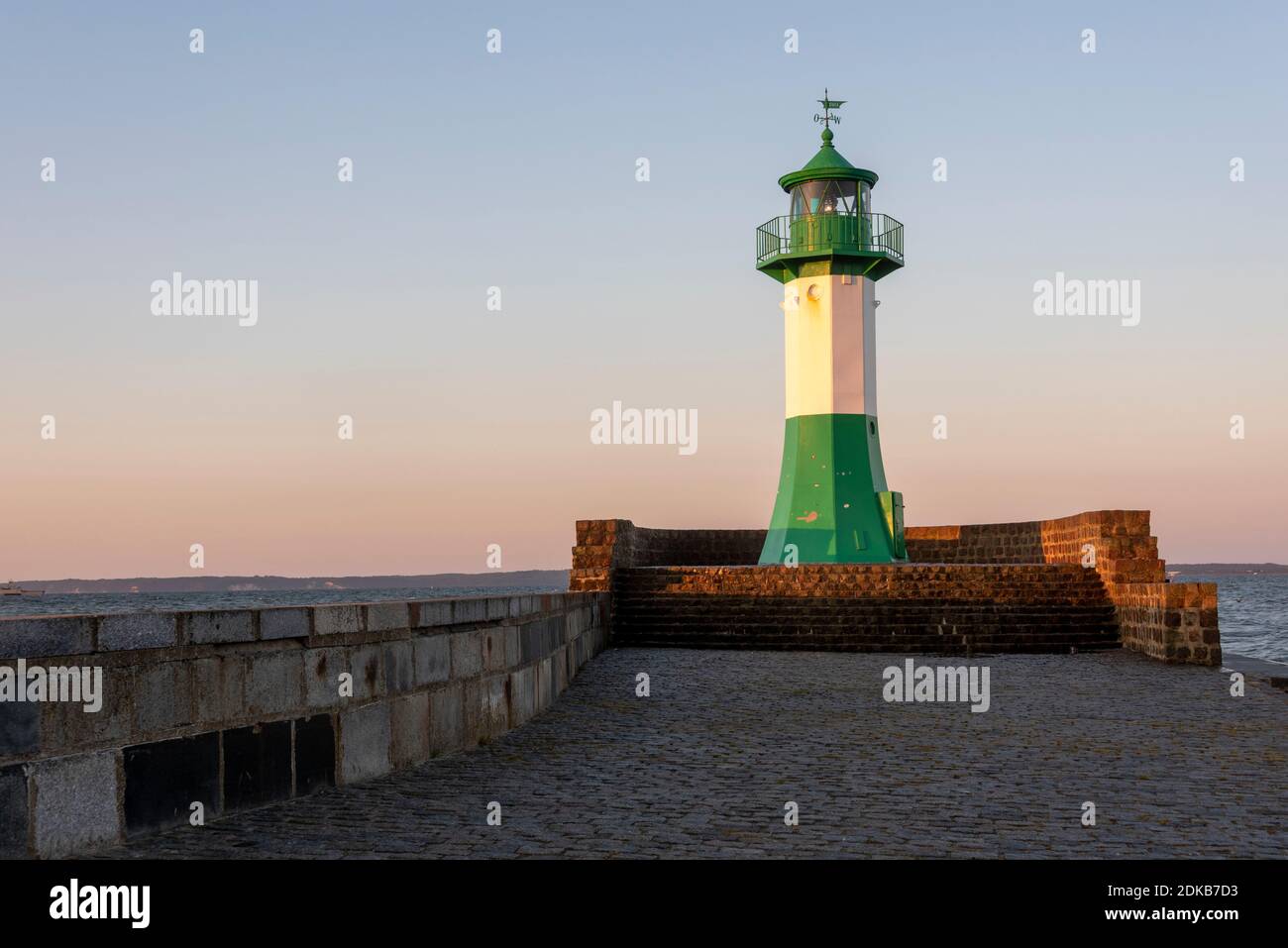 Deutschland, Mecklenburg-Vorpommern, Saßnitz, Leuchtturm an der Hafenausfahrt Stockfoto