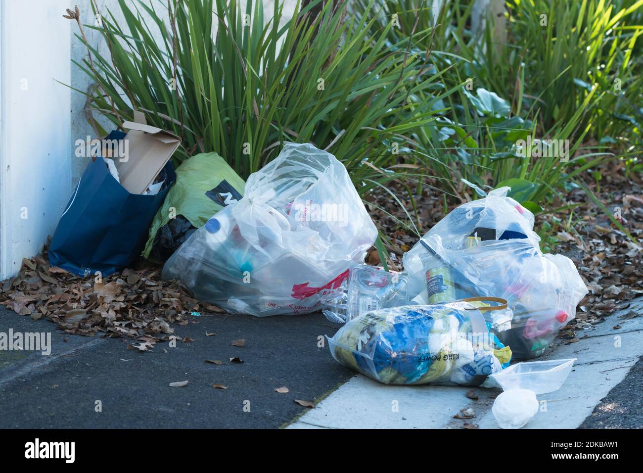 Mülltüten Mit Müll in Weißem Weiß Isoliert Stockfoto - Bild von inländisch,  voll: 267959110