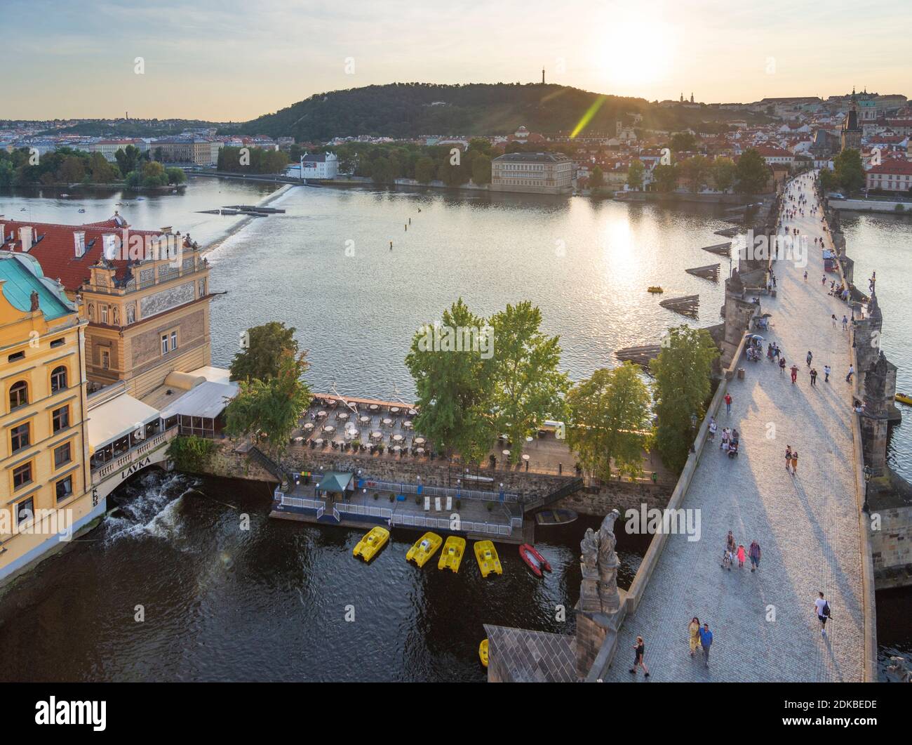 Praha, Karlsbrücke (Karly Most, Karlsbrcke), Moldau, Blick auf die Kleinseite, Blick vom Altstädter Brückenturm (Staromestska mostecka vež) in Moldau, Moldau, Praha, Prag, Prag, Prag, Tschechien Stockfoto