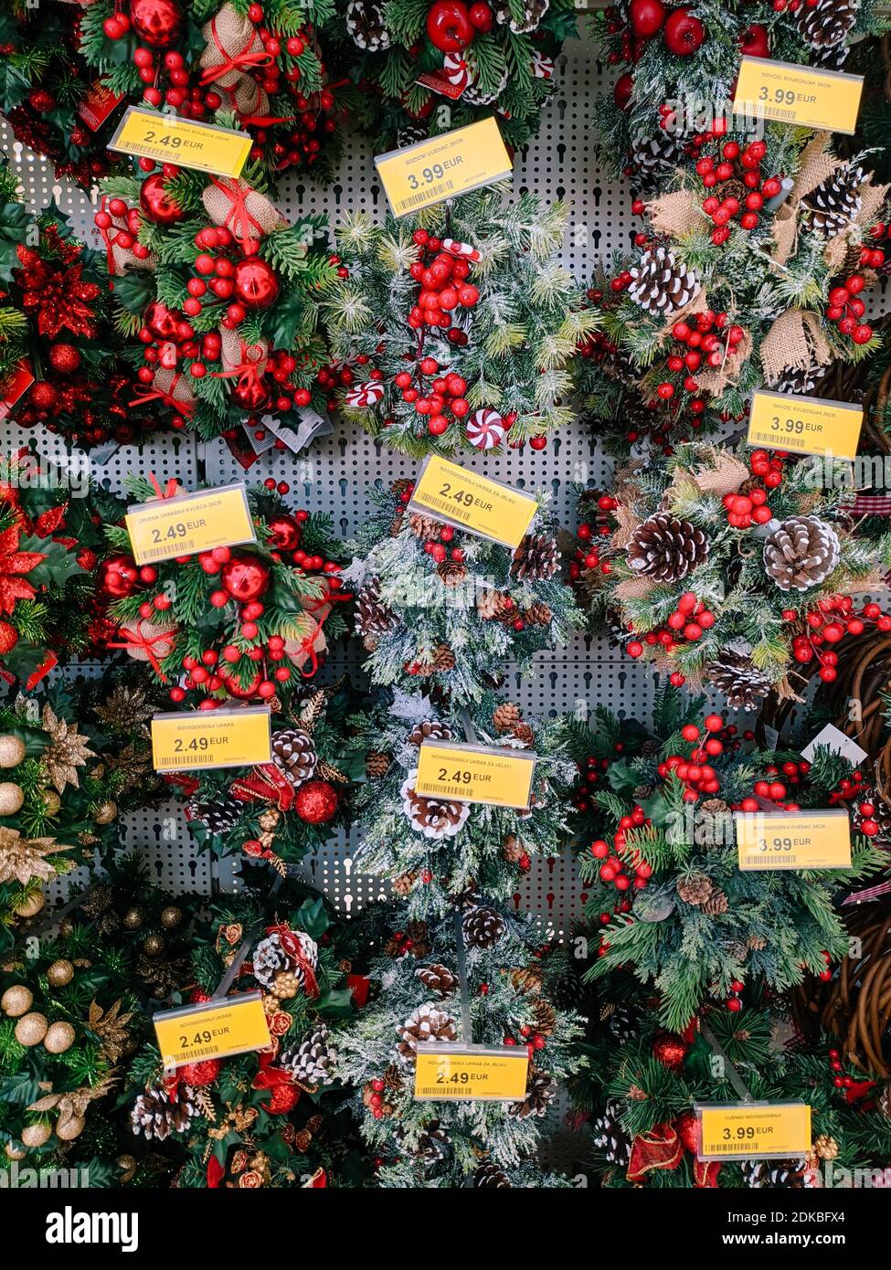 Budva, Montenegro - 15. Dezember 2020: Geschmückte Weihnachtskränze in den Regalen im Supermarkt. Stockfoto