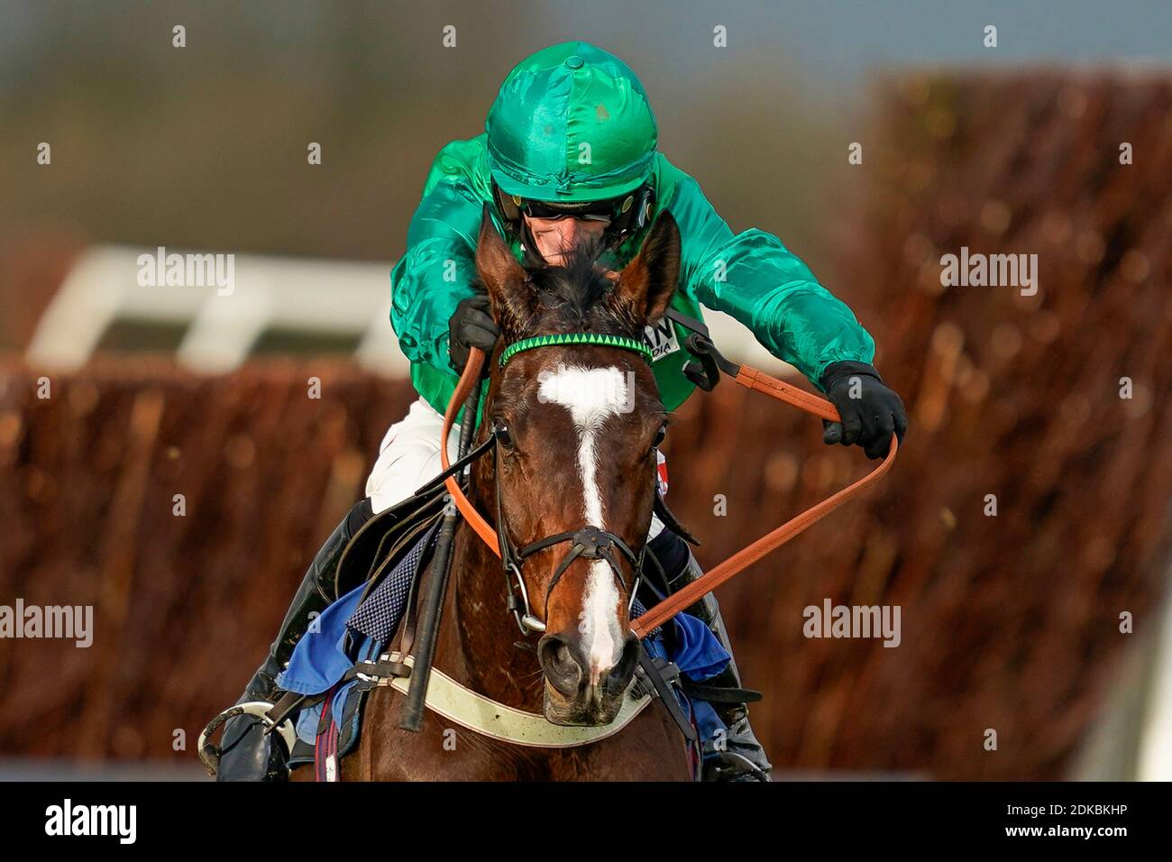 Daryl Jacob reitet auf Messire des Obeaux auf ihrem Weg zum Sieg der Like Racing TV auf Facebook Novices' Limited Handicap Chase auf Wincanton Racecourse. Stockfoto