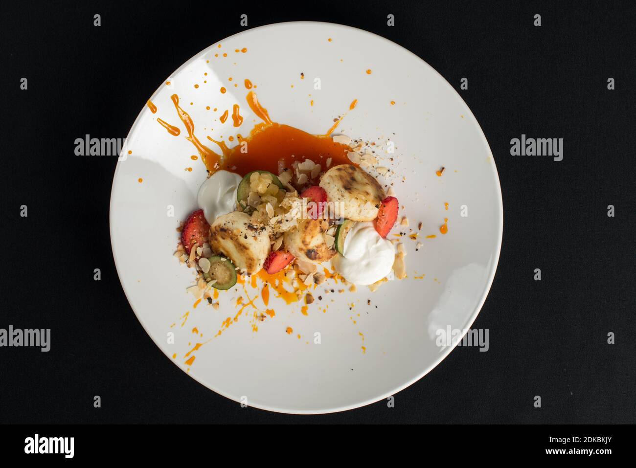 Hüttenkäse Pfannkuchen mit saurer Sahne und Mandelflocken und Sanddorn ...