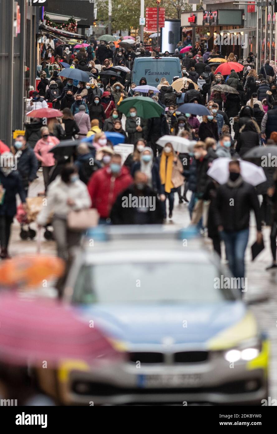 Dortmund, Deutschland. Dezember 2020. Eine dicht gedrängte Menschenmenge und ein Polizeiauto ziehen entlang der Einkaufsstraße Westenhellweg. Ab morgen, Mittwoch, den 16. Dezember 2020, beginnt eine landesweite Sperrung, die Bund und Länder beschlossen haben. Quelle: Bernd Thissen/dpa/Alamy Live News Stockfoto