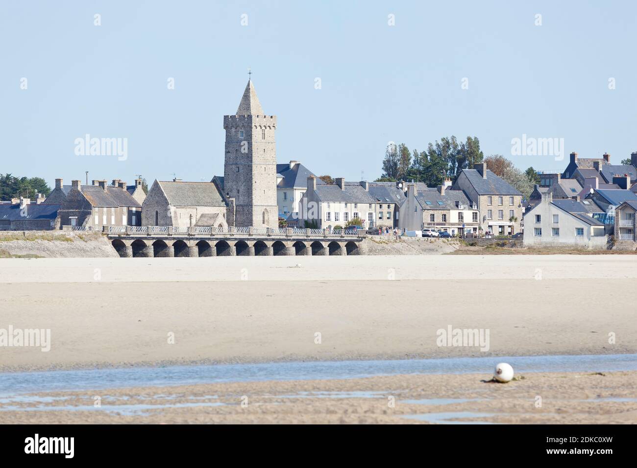 Der natürliche Hafen von Portbail in der Normandie bei Ebbe im Sommer. Cotentin Peninsula, Frankreich. Stockfoto