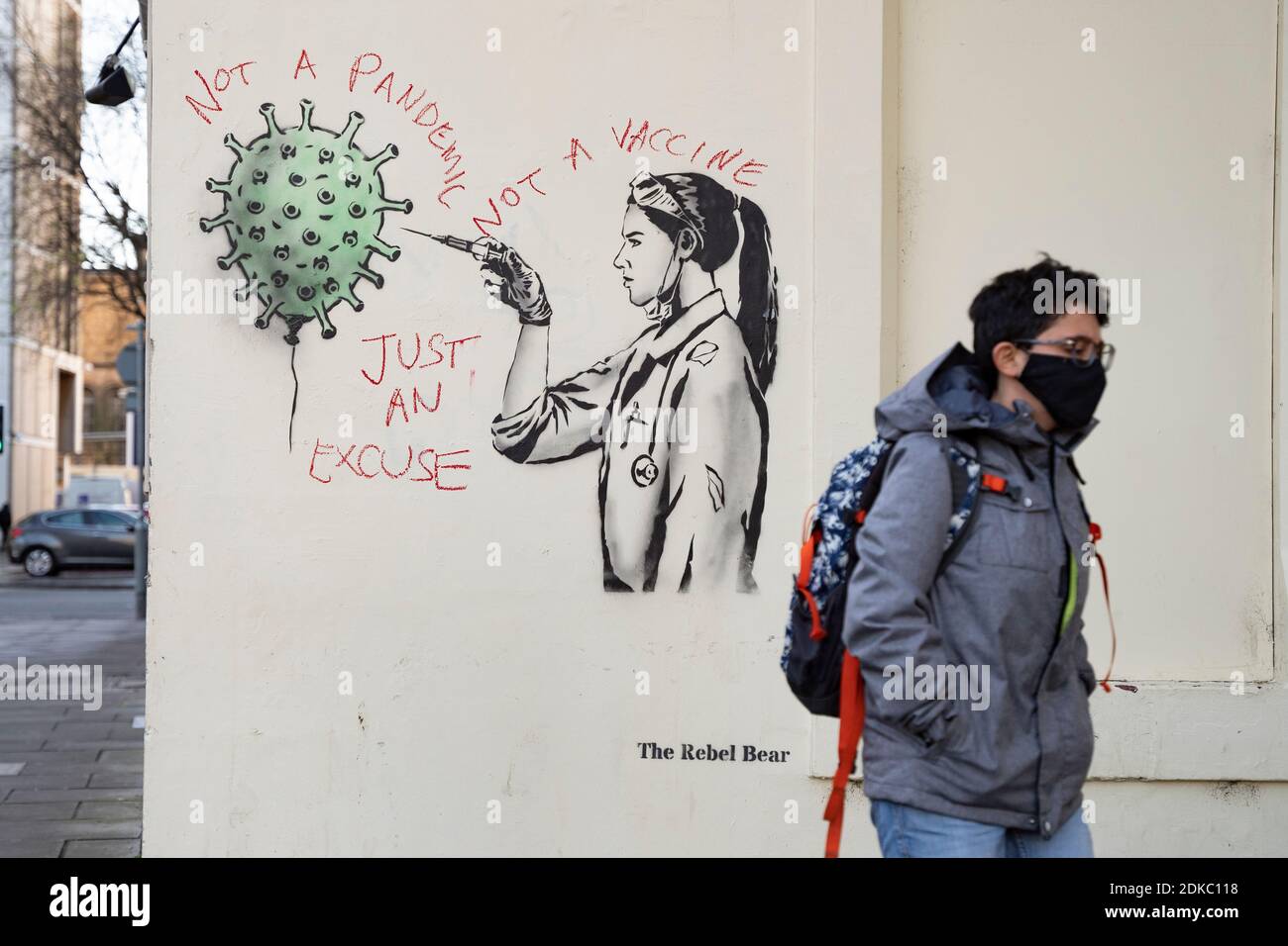 Edinburgh, Schottland, Großbritannien. 15 Dezember 2020. Street Art von Covid-19 Impfung von Street Artist der Rebel Bear in Edinburgh wird durch Anti-Impfprotestor zerstört. Iain Masterton/Alamy Live News Stockfoto