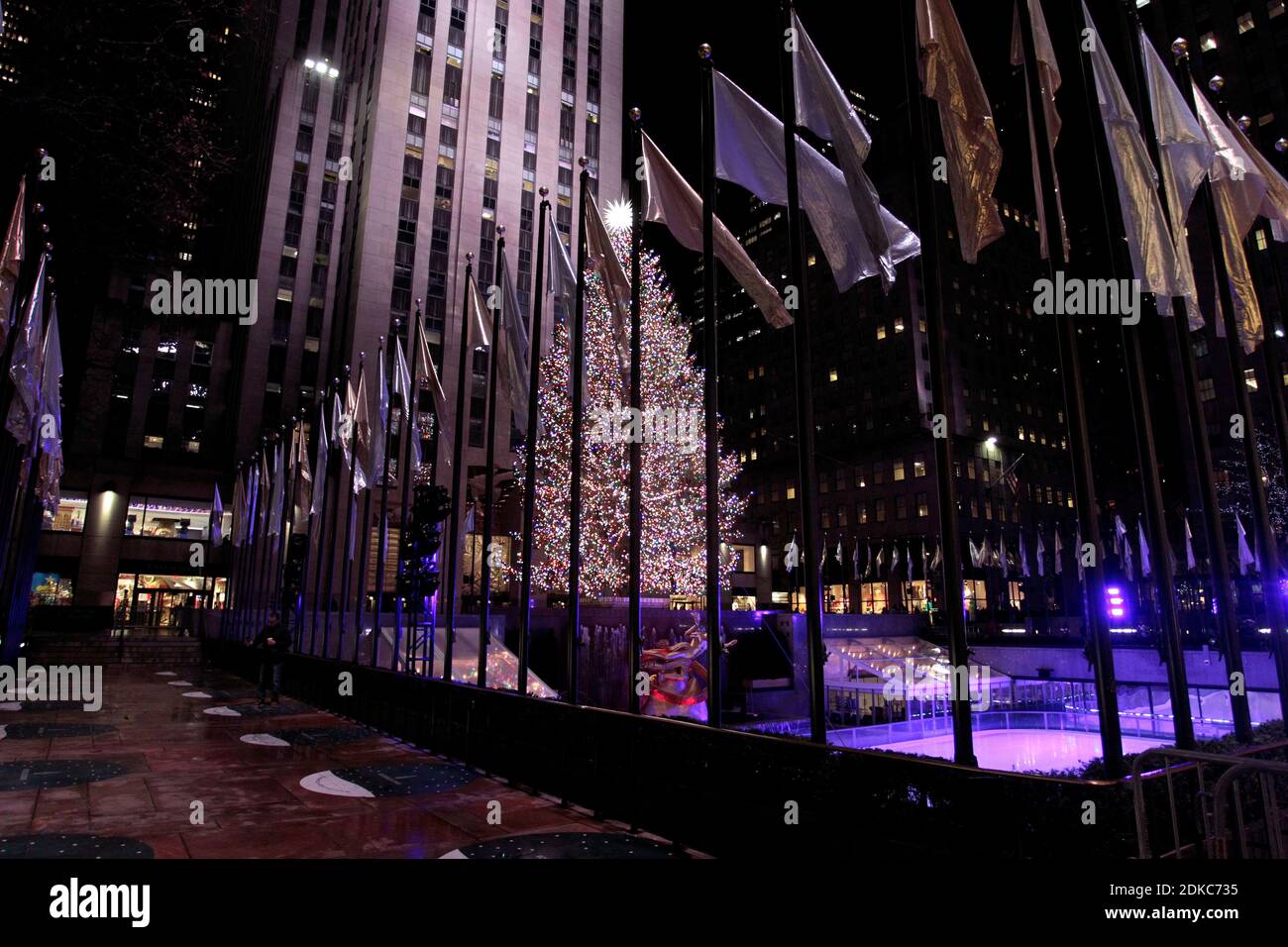 New York City, New York, Usa. Dezember 2020. Normalerweise zu dieser Jahreszeit voll, ist die Gegend um New Yorks berühmten Rockefeller Center Weihnachtsbaum alles andere als menschenleer, da nur eine Handvoll Besucher die normale Weihnachtsbesichtigung wegen der COVID-19 Pandemie genießen. Quelle: Adam Stoltman/Alamy Live News Stockfoto