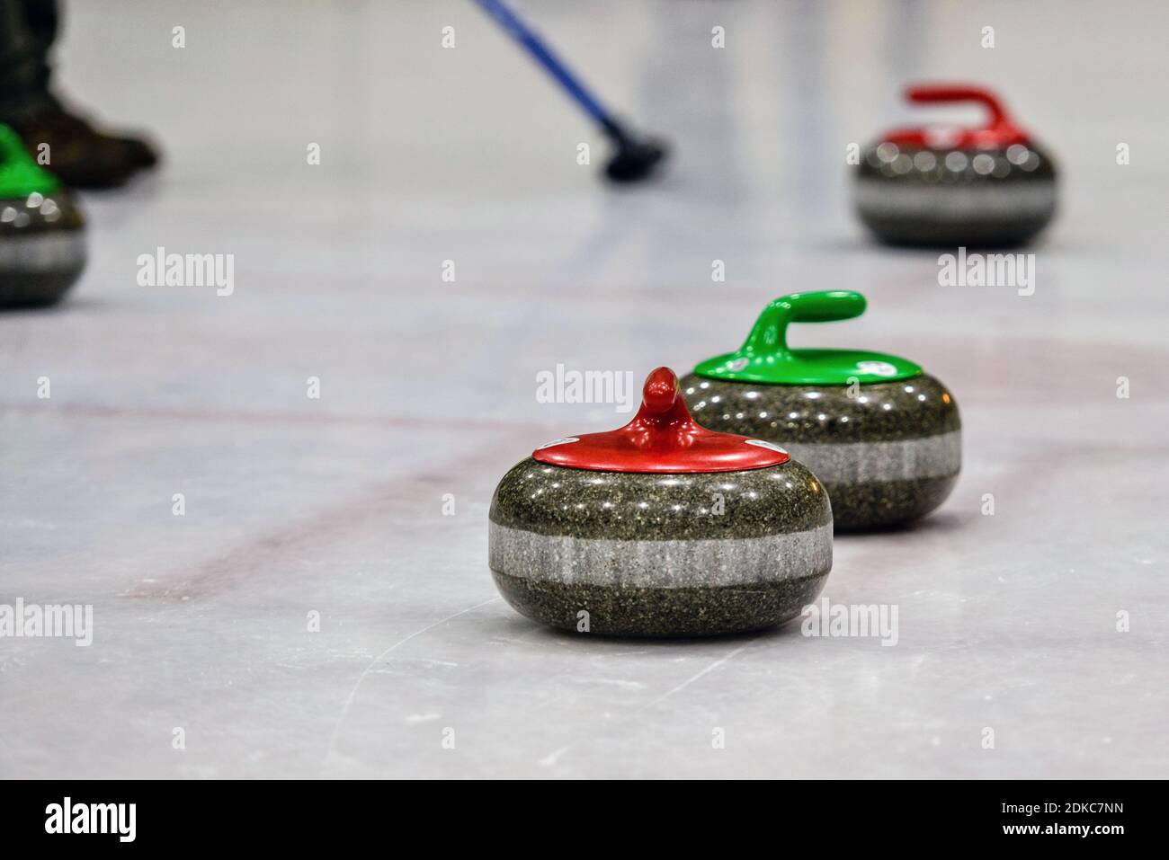 Nahaufnahme von Curling Stones auf der Eisbahn Stockfoto