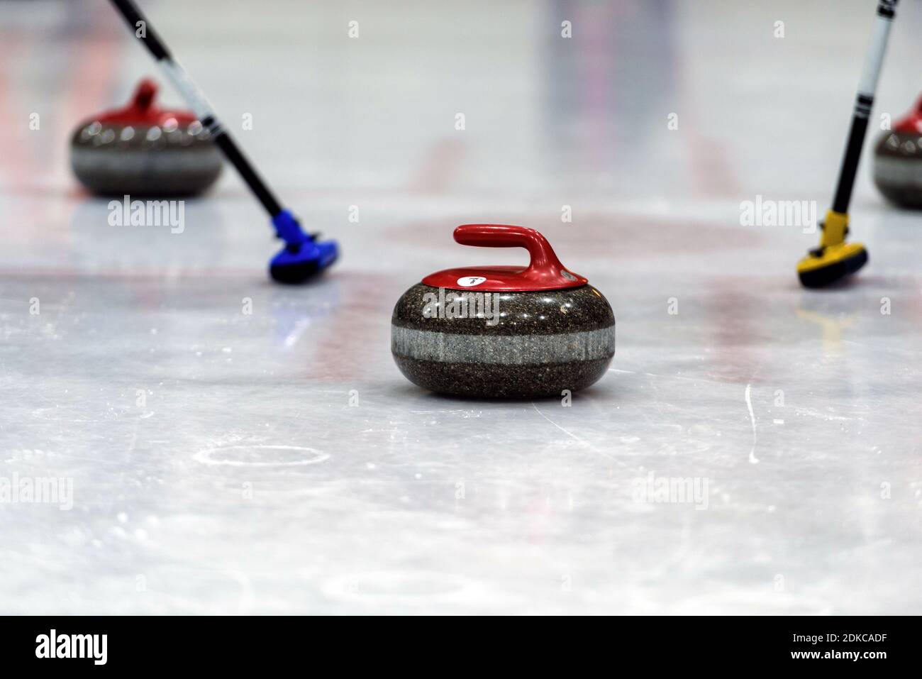 Nahaufnahme von Curling Stones auf der Eisbahn Stockfoto