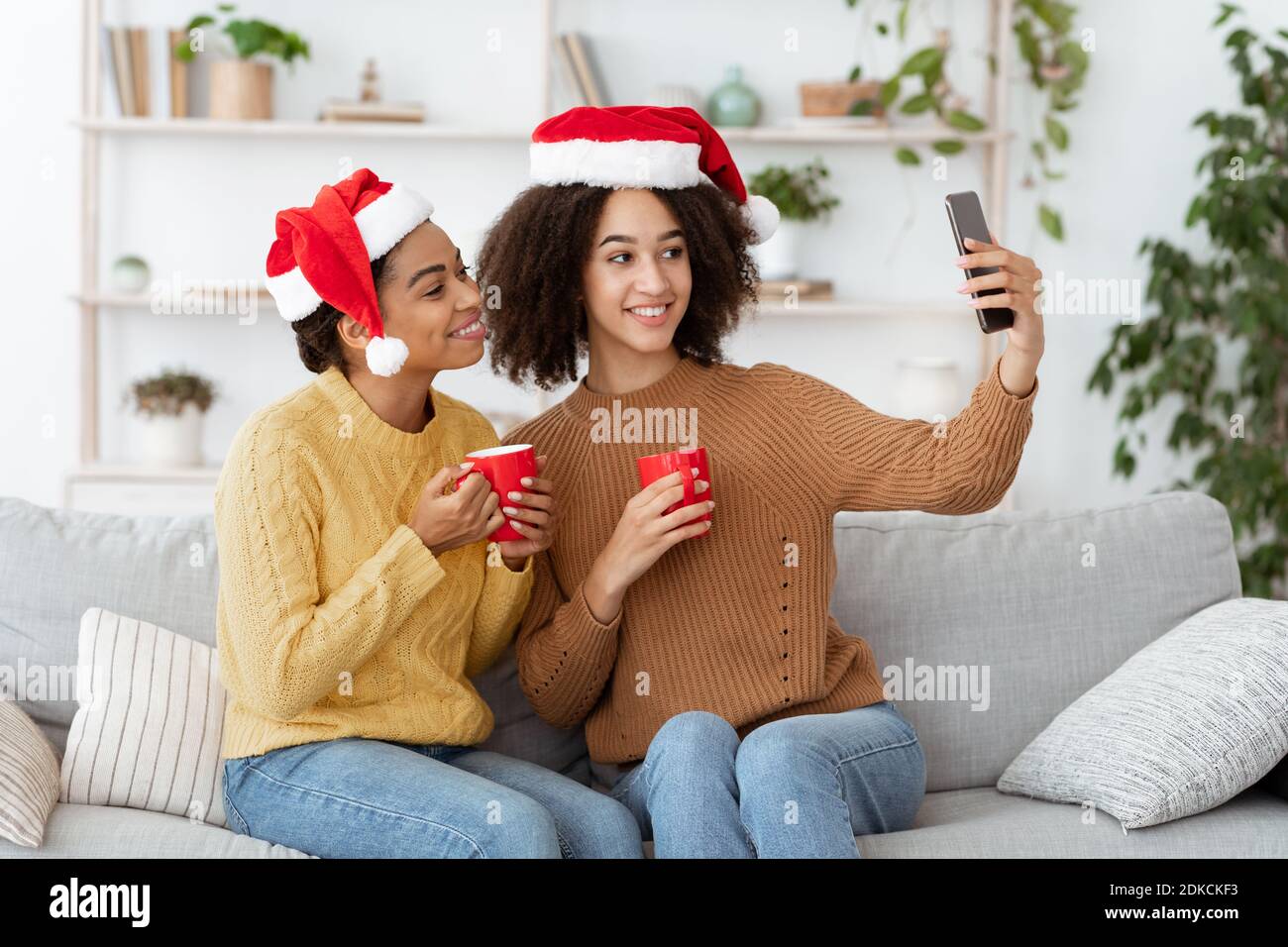 Selbstisolation zu Hause mit Familie oder Freunden während Weihnachten und Neue Jahre Stockfoto