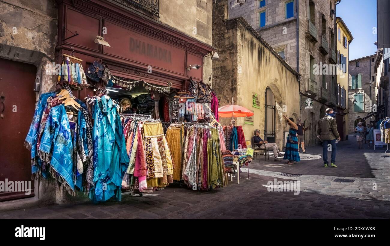 Historische Altstadt von Pézenas im Sommer. Erbaut um das XVI Jahrhundert. Stockfoto