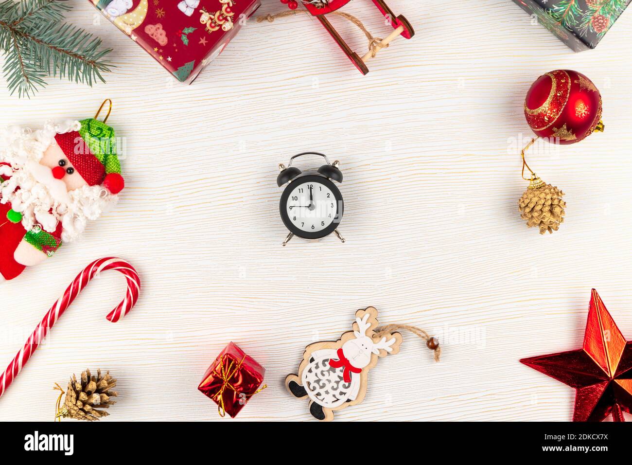 weihnachtsmann Schlitten, Geschenkboxen, weihnachtsspielzeug, Fichtenzweig, Wecker und Stern auf weißem Hintergrund Stockfoto