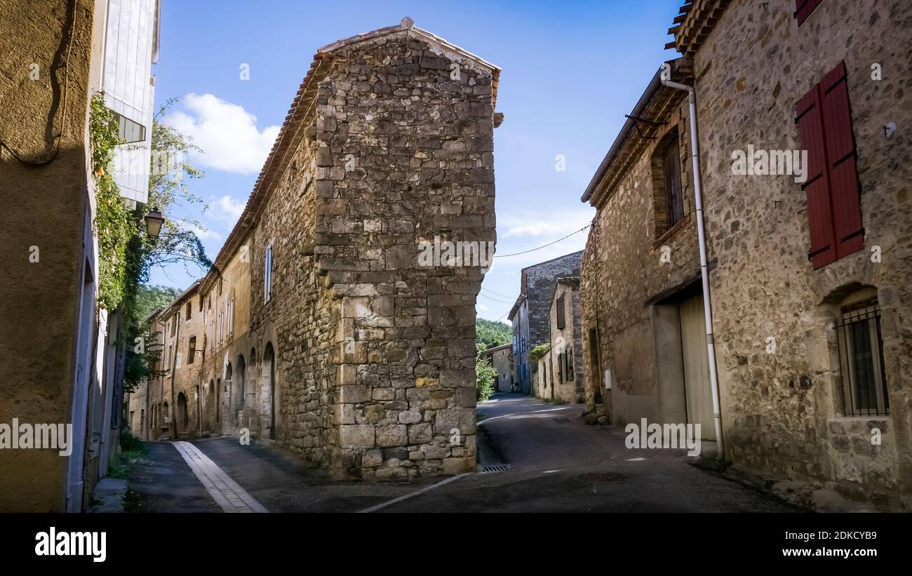 Dorfgasse in Lagrasse im Sommer. Und beaux Villages de France. Stockfoto