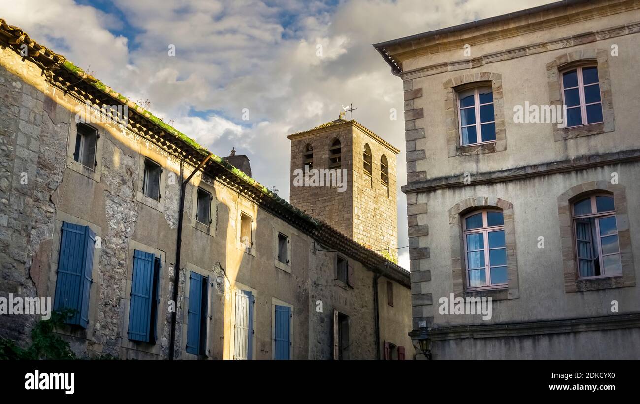 Turm des Èglise Saint Michel in Lagrasse im Sommer. Der Bau begann um 1340 im gotischen Stil. Denkmal Historique Français. Und beaux Villages de France. Stockfoto