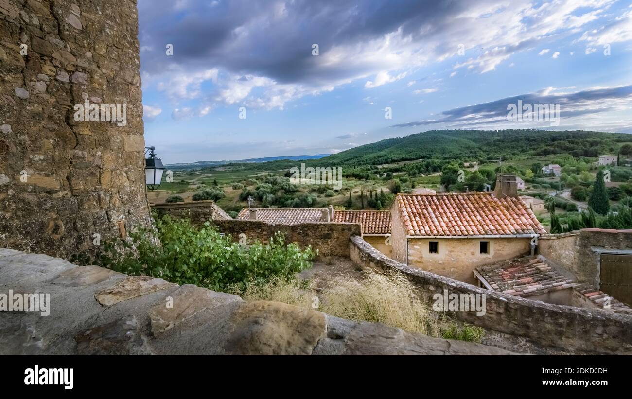 Blick über Montouliers in der Ferne im Sommer. Stockfoto