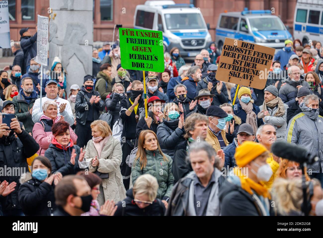 Dortmund, Ruhrgebiet, Nordrhein-Westfalen, Deutschland - Anticorona-Demo auf dem Friedensplatz, Demonstration gegen die Gesundheitspolitik der Bundesregierung und die Maßnahmen zur Begrenzung der Ausbreitung der Coronavirus-Pandemie, Corona-Leugner, Impfgegner und Unterstützer diffuser Verschwörungstheorien, Demonstrieren Sie gegen Einschränkungen der Freiheit, um die Corona-Krise einzudämmen Stockfoto