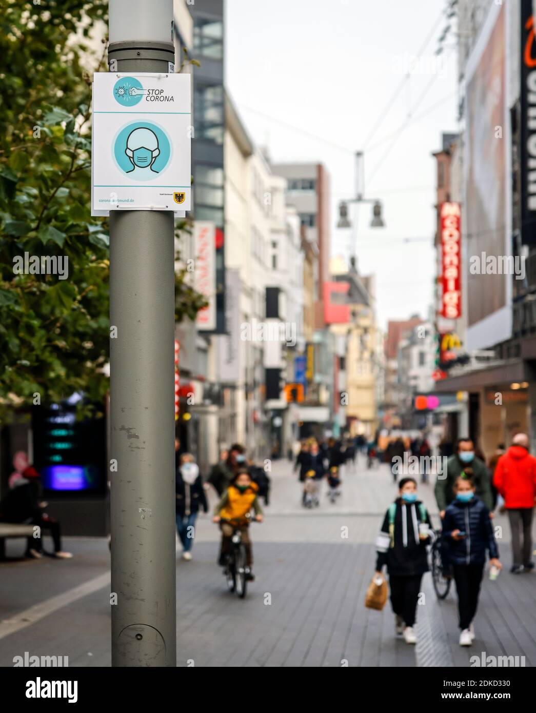 Dortmund, Ruhrgebiet, Nordrhein-Westfalen, Deutschland - Maskenanforderung in der Fußgängerzone in Zeiten der Corona-Pandemie hängt Stop Corona, ein Schild mit dem der Maskenbedarf angegeben ist, an einer Laterne in der Innenstadt, In Dortmund wird die Pflicht, einen Mund-Nase-Schutz im öffentlichen Raum zu tragen, ausgebaut. Stockfoto