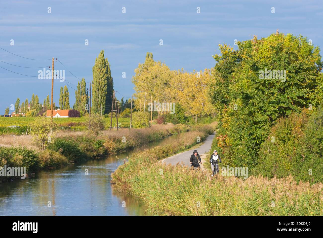 Baden, Wiener Neustädter Kanal, Radfahrer in Wienerwald, Wienerwald, Niederösterreich, Niederösterreich, Österreich Stockfoto