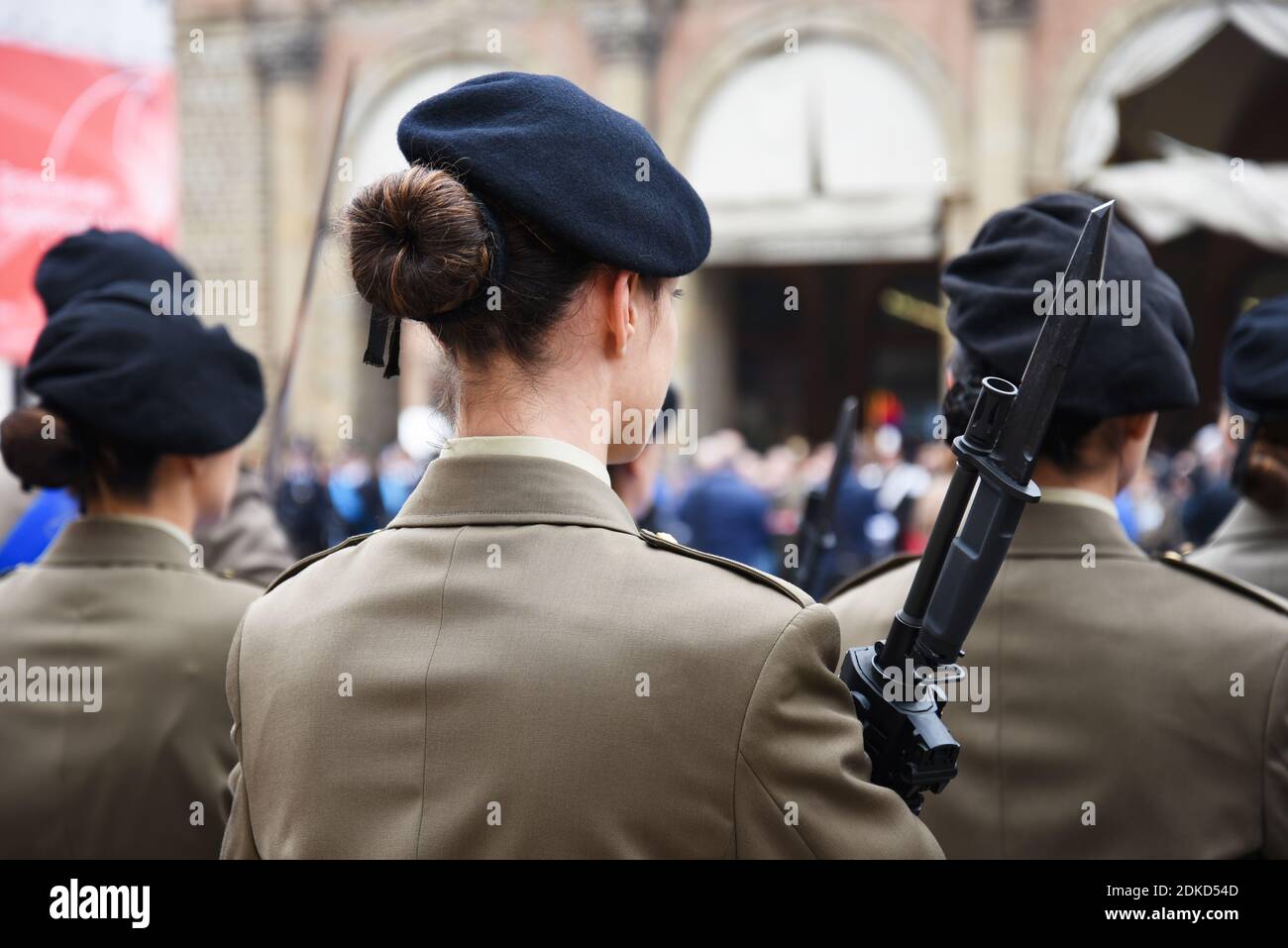 Rückansicht einer Militärfrau mit Bajonettgewehr - Detail mit uniformierten Frauen, die für die militärische Zeremonie in stehen Die Stadt - Konzept der Frauen emp Stockfoto