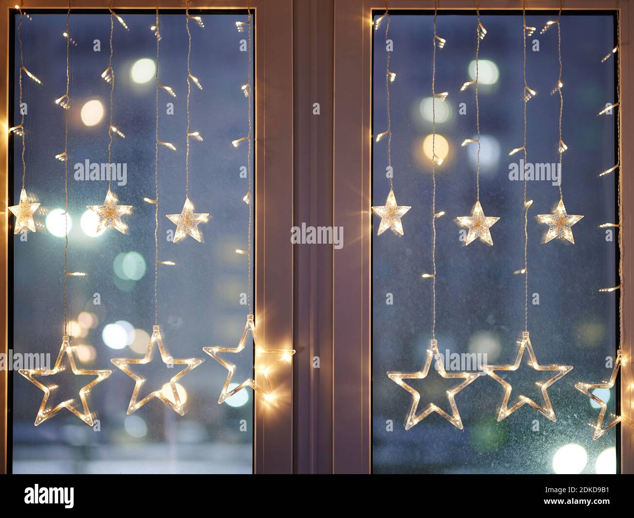 Funkelndem Glitzer weihnachten Fenster Ornament auf gebläute Abend Hintergrund Stockfoto