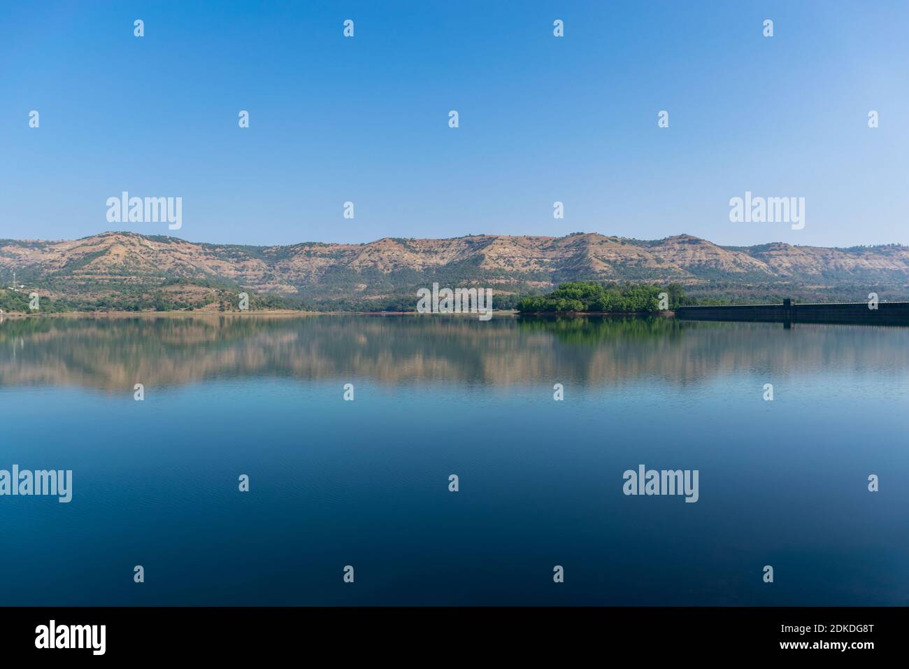 Panoramablick auf den schönen Panshet Damm an einem sonnigen Morgen. Der Damm befindet sich in Pune, Maharashtra, Indien Stockfoto