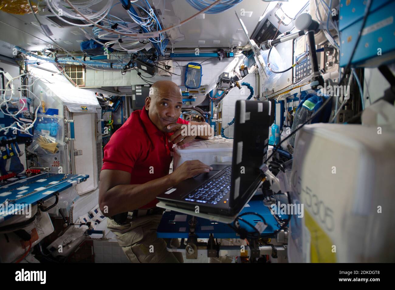 ISS - 10. Dezember 2020 - NASA Astronaut und Expedition 64 der Flugingenieur Victor Glover überprüft die Verfahren auf einem Computer Für die monoklonalen Antikörper Stockfoto